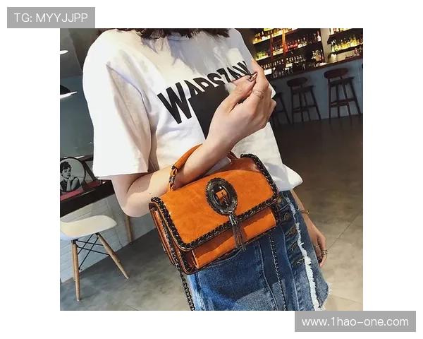 足球明星手提包背后的秘密：实用性与时尚感的完美结合